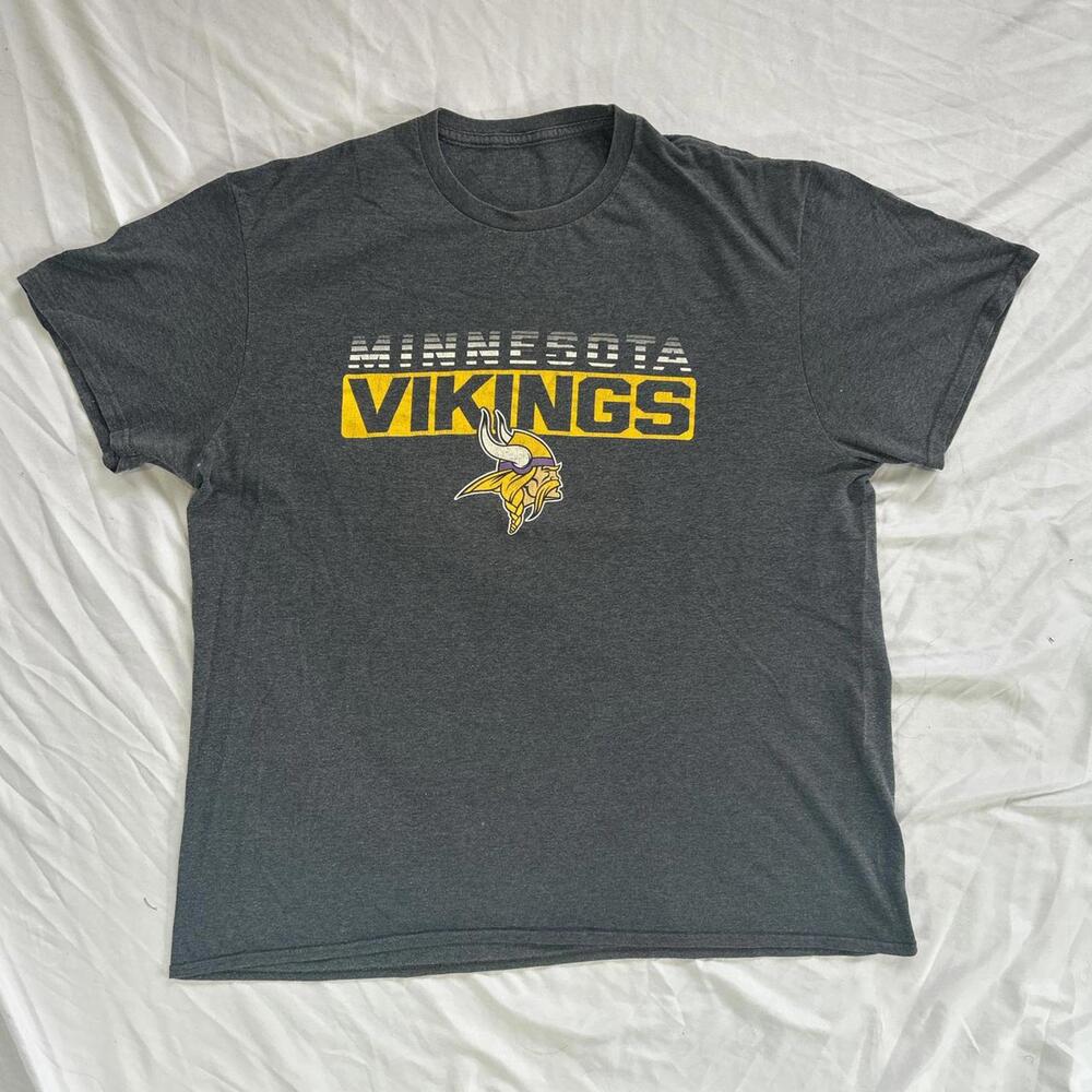 Minnesota Vikings NFL Graphic Tee Heather Gray Vintage-Style Football T-Shirt.